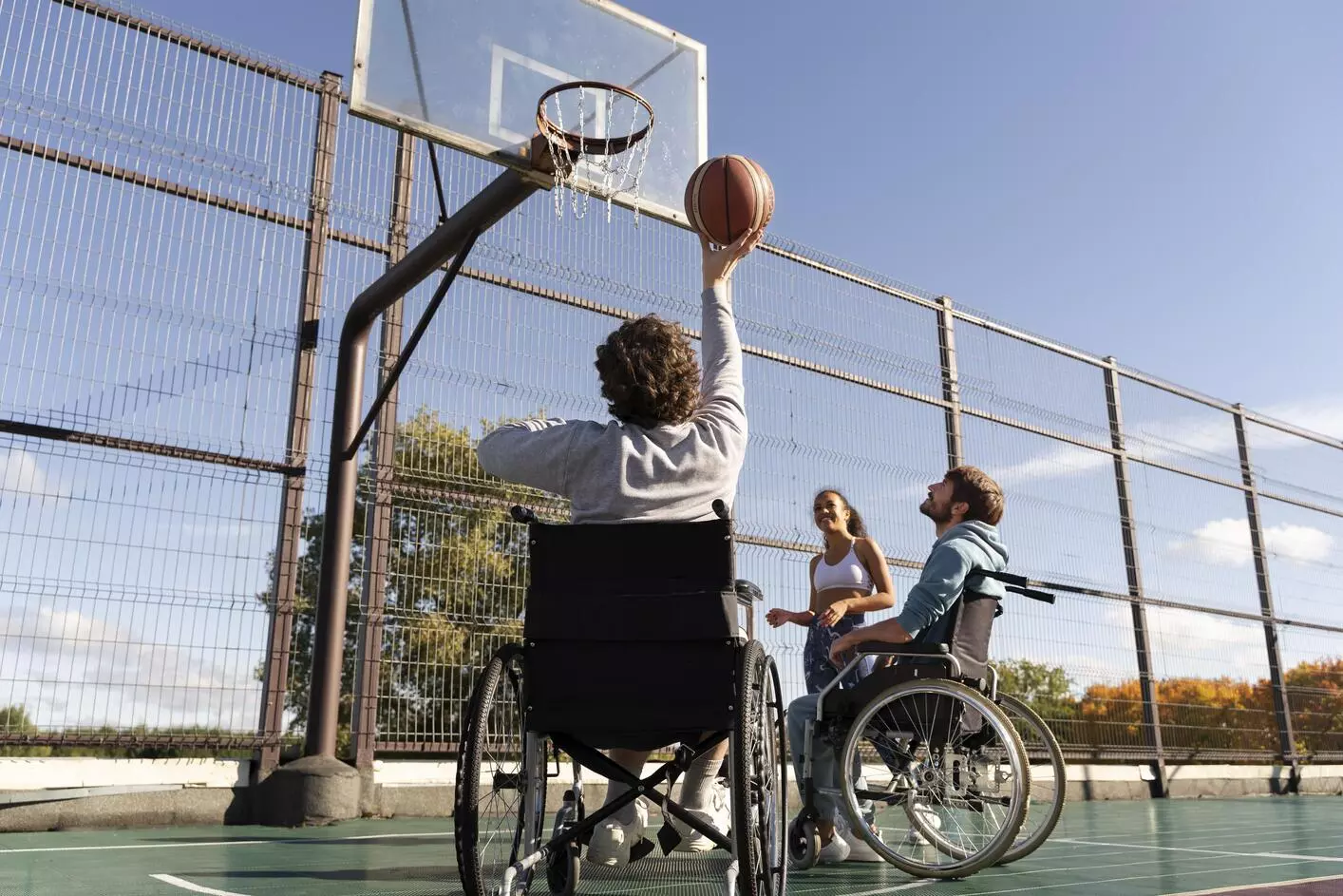 Osoby niepełnosprawne grają w koszykówkę